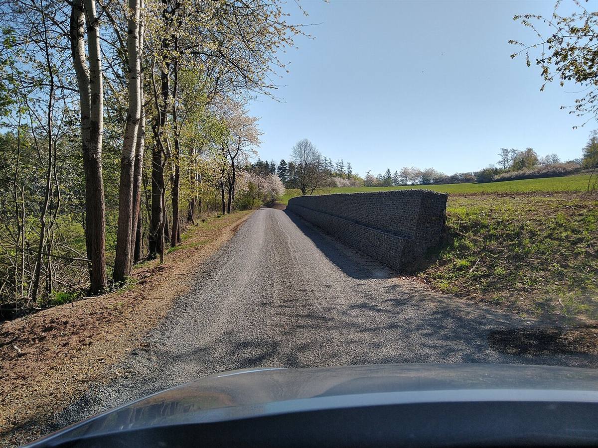 Габіонна стіна вздовж дороги